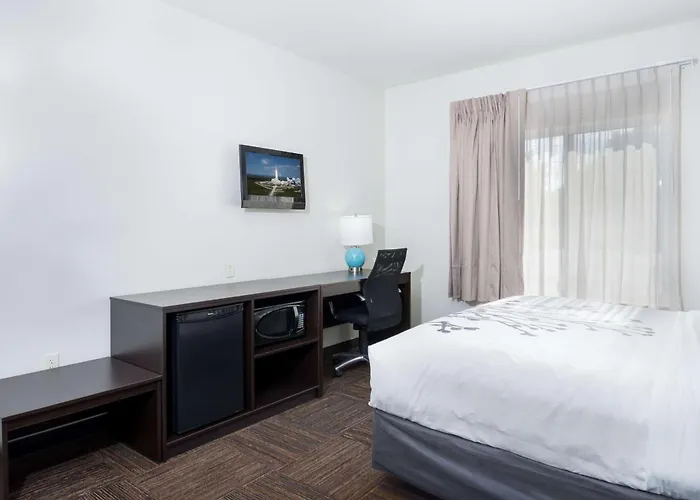 Sleep & Near Peoria Hotel