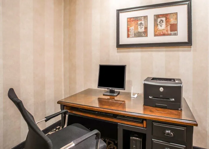 Sleep & Near Peoria Hotel 4*