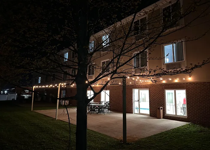 Sleep & Near Peoria Hotel 4*